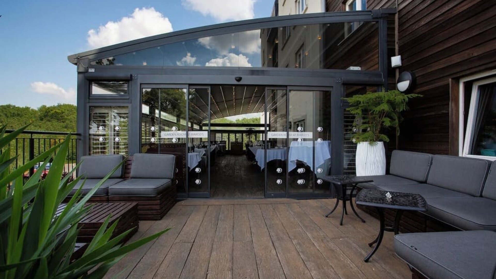 Alfresco dining perfect for coworking at DoubleTree By Hilton Bristol South - Cadbury House.