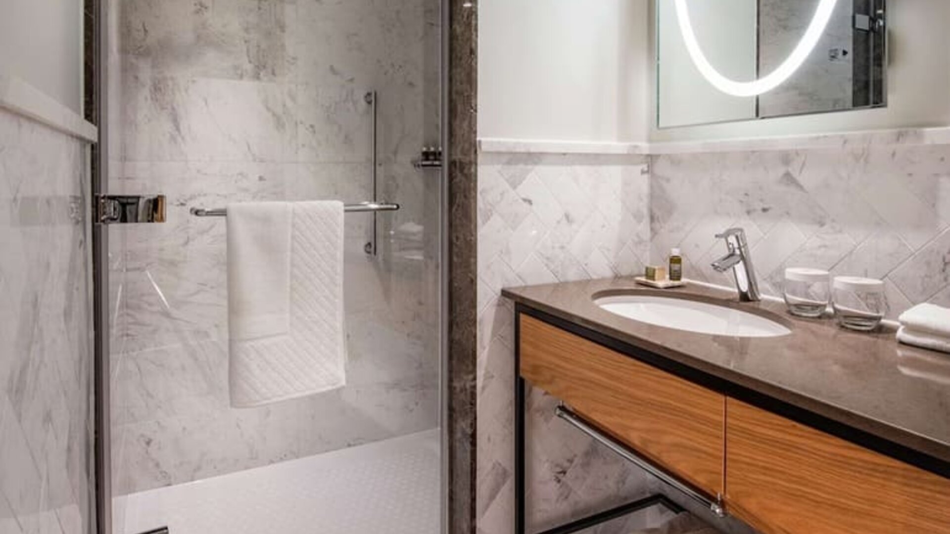 Guest bathroom with shower at Lincoln Plaza London, Curio Collection By Hilton.