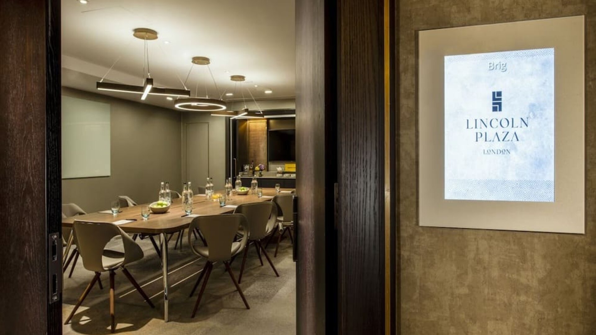 Professional meeting room at Lincoln Plaza London, Curio Collection By Hilton.