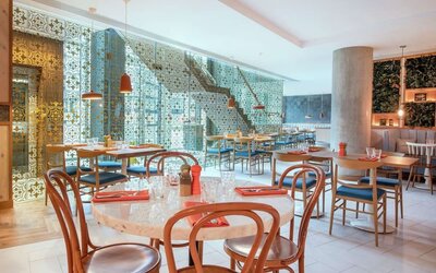 Spacious dining area perfect for coworking at Lincoln Plaza London, Curio Collection By Hilton.