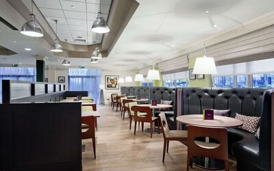 Dining area perfect for coworking at Doubletree by Hilton Glasgow Strathclyde.