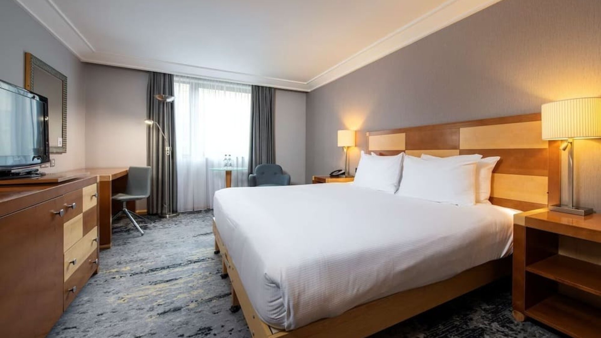 King bedroom with work desk at DoubleTree by Hilton Swindon.