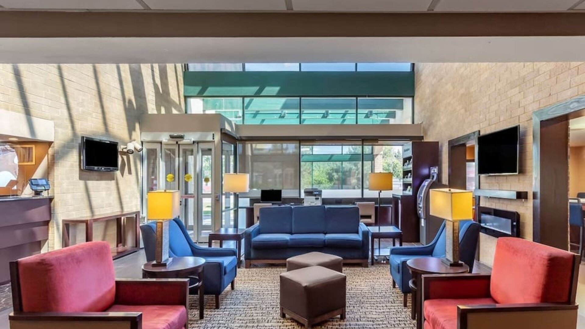 Lounge and lobby at Comfort Suites Oakbrook Terrace.