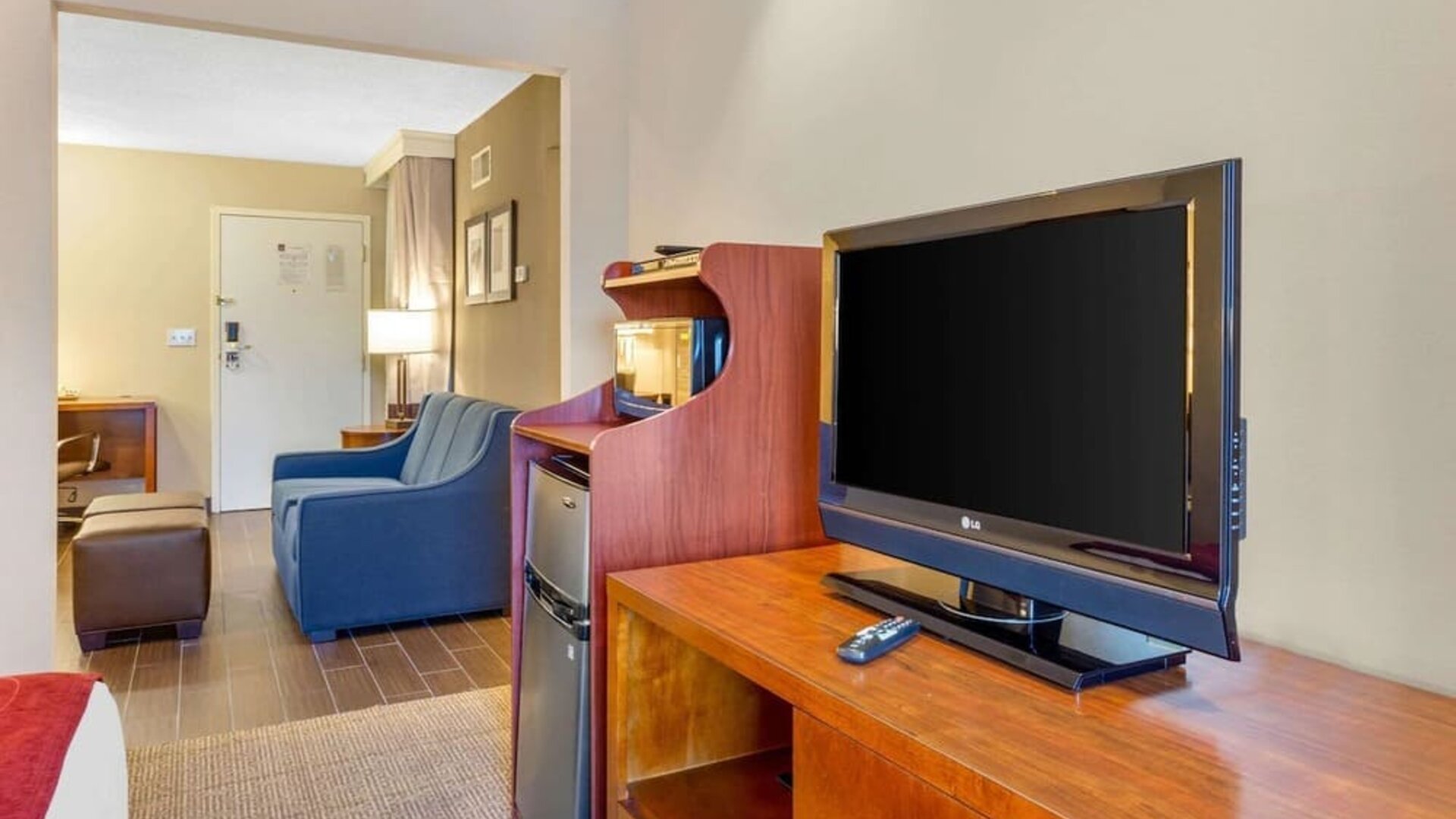 Day room with TV at Comfort Suites Oakbrook Terrace.