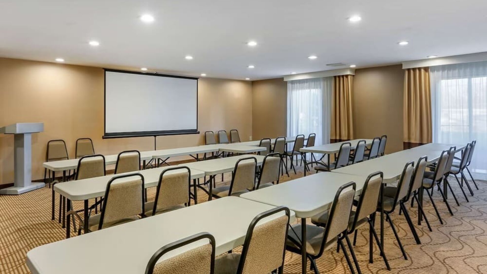 Meeting room at Comfort Suites Oakbrook Terrace.