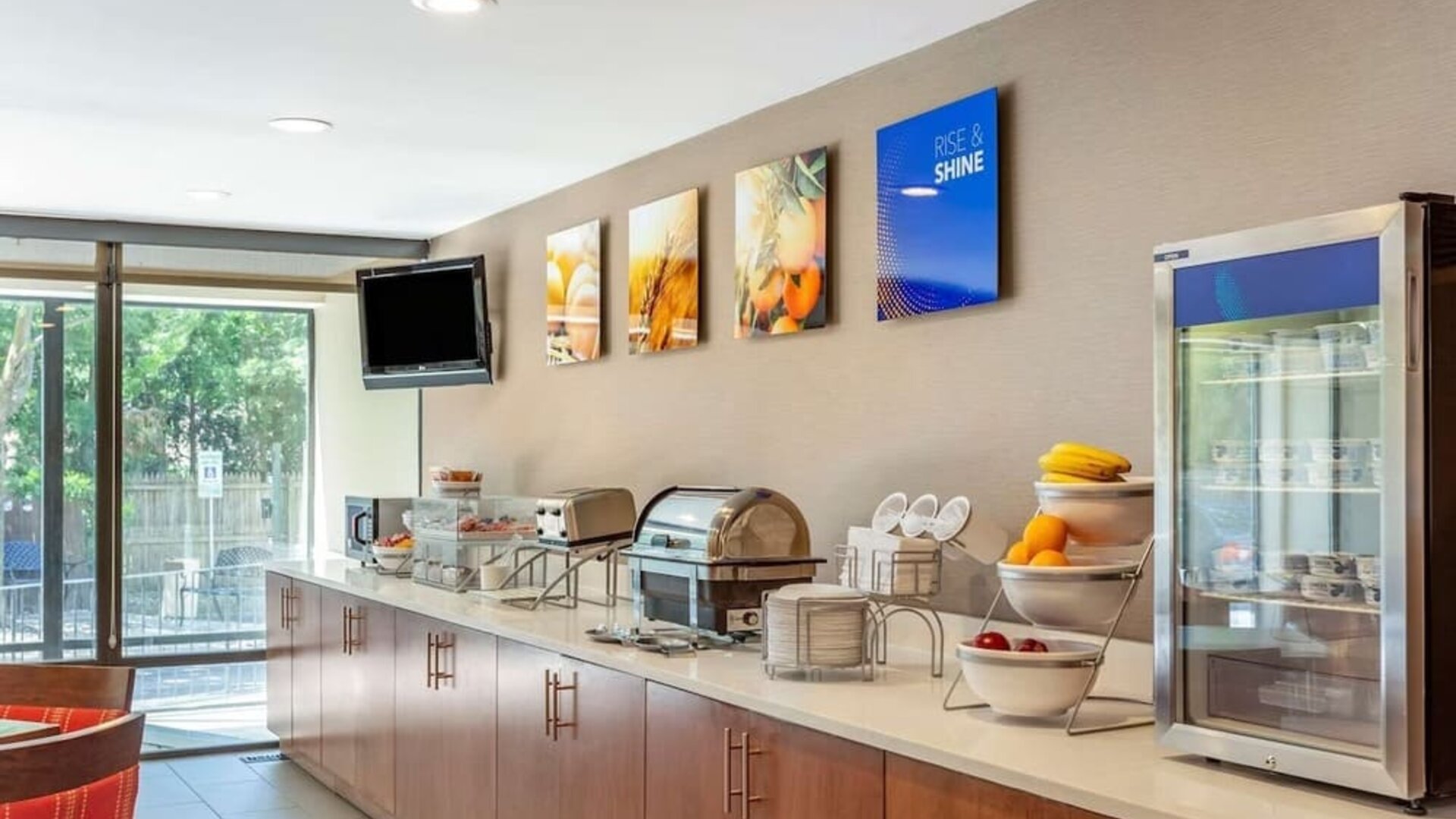 Breakfast available at Comfort Suites Oakbrook Terrace.