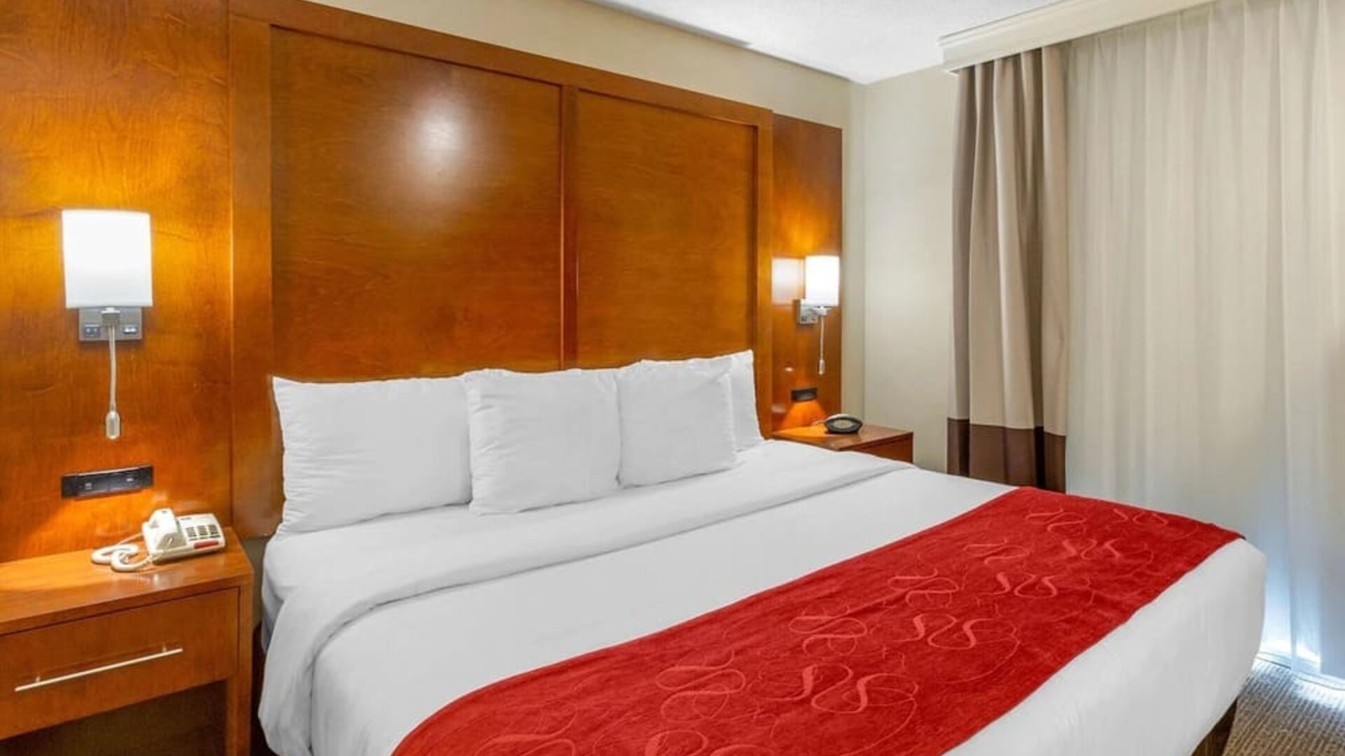 Romantic king room at Comfort Suites Oakbrook Terrace.