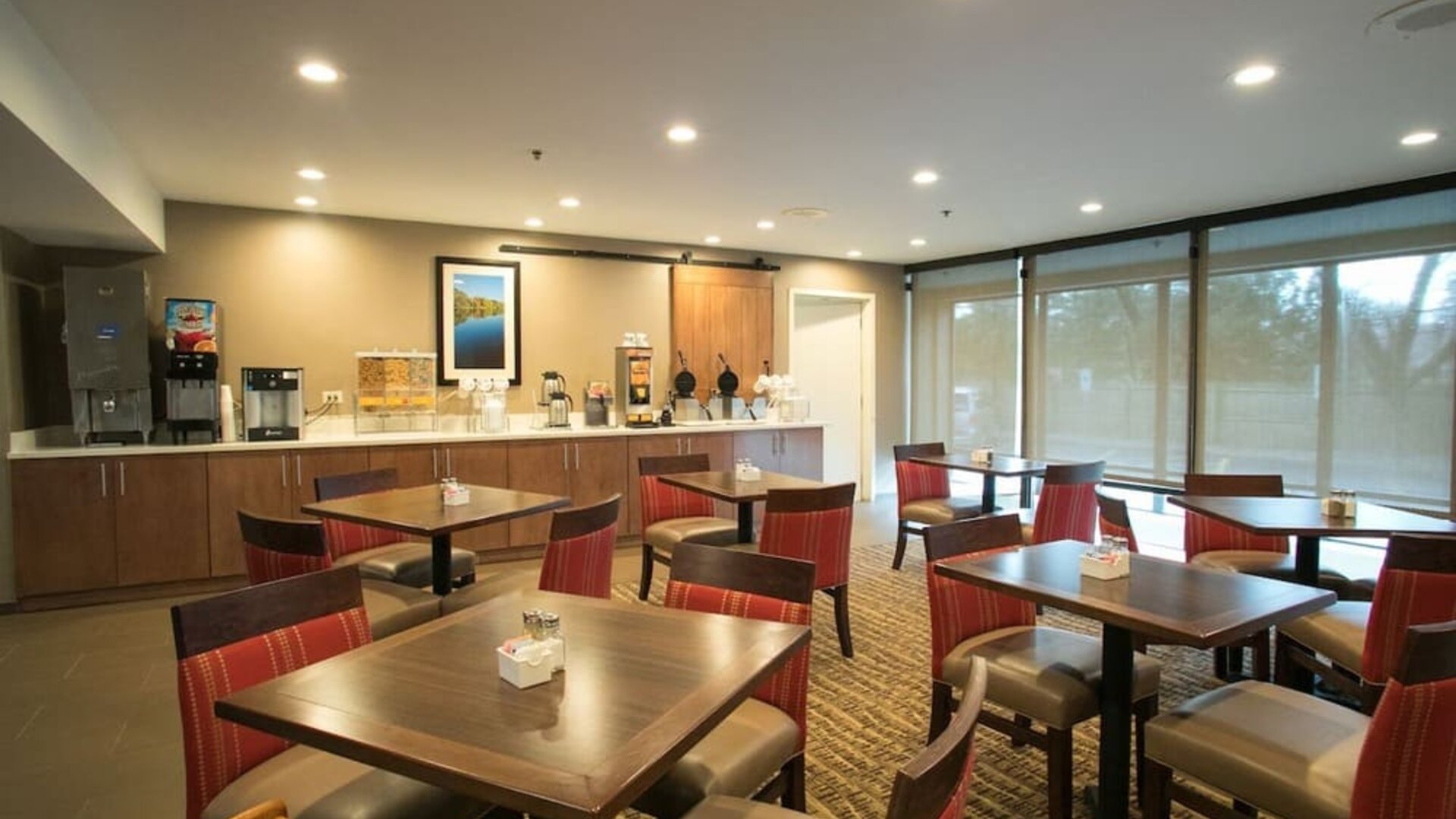Dining room at Comfort Suites Oakbrook Terrace.