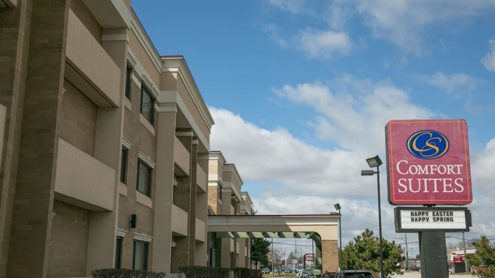 Hotel parking at Comfort Suites Oakbrook Terrace.