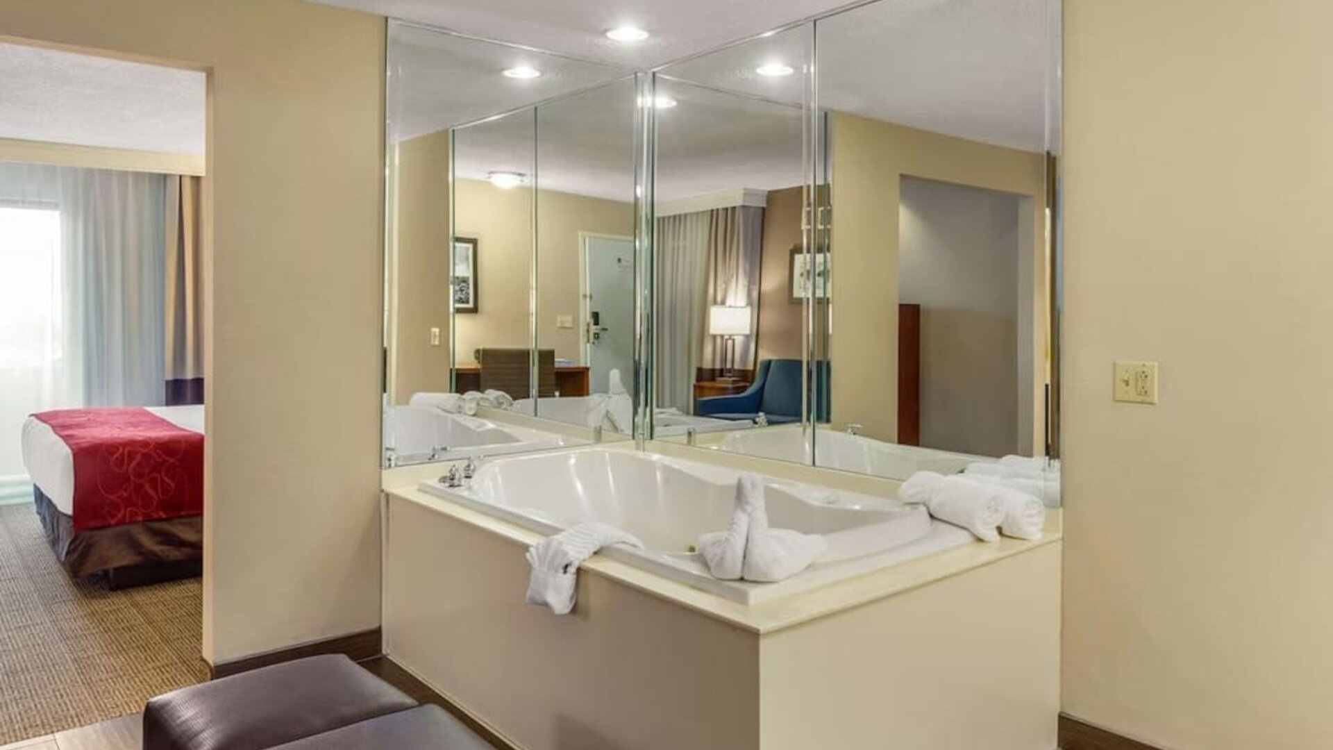 Day room with jacuzzi at Comfort Suites Oakbrook Terrace.