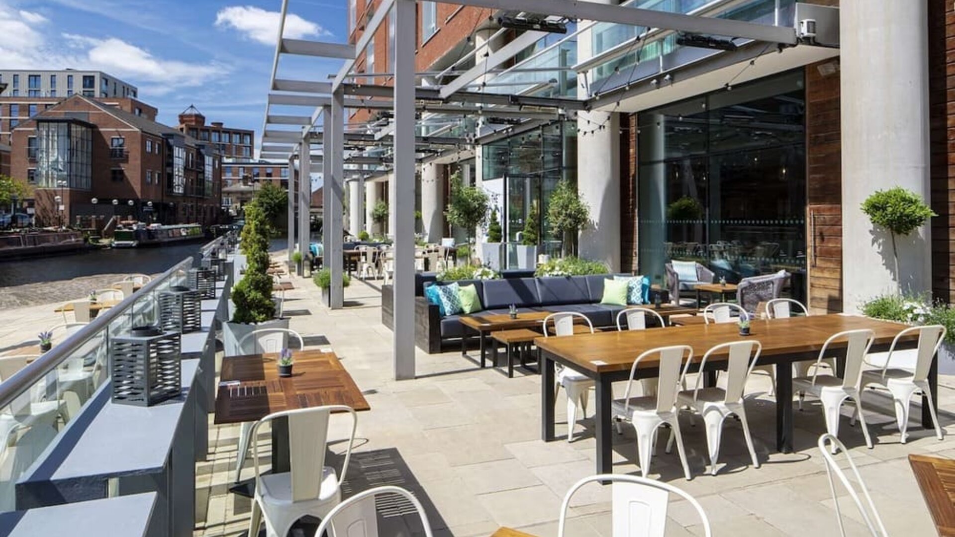 Alfresco dining perfect for coworking at DoubleTree By Hilton Leeds City Centre.