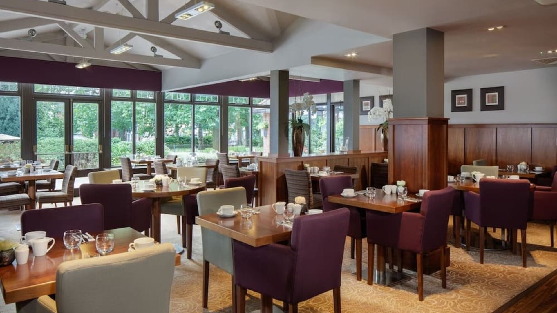 Dining area perfect for coworking at DoubleTree By Hilton Stratford-upon-Avon.
