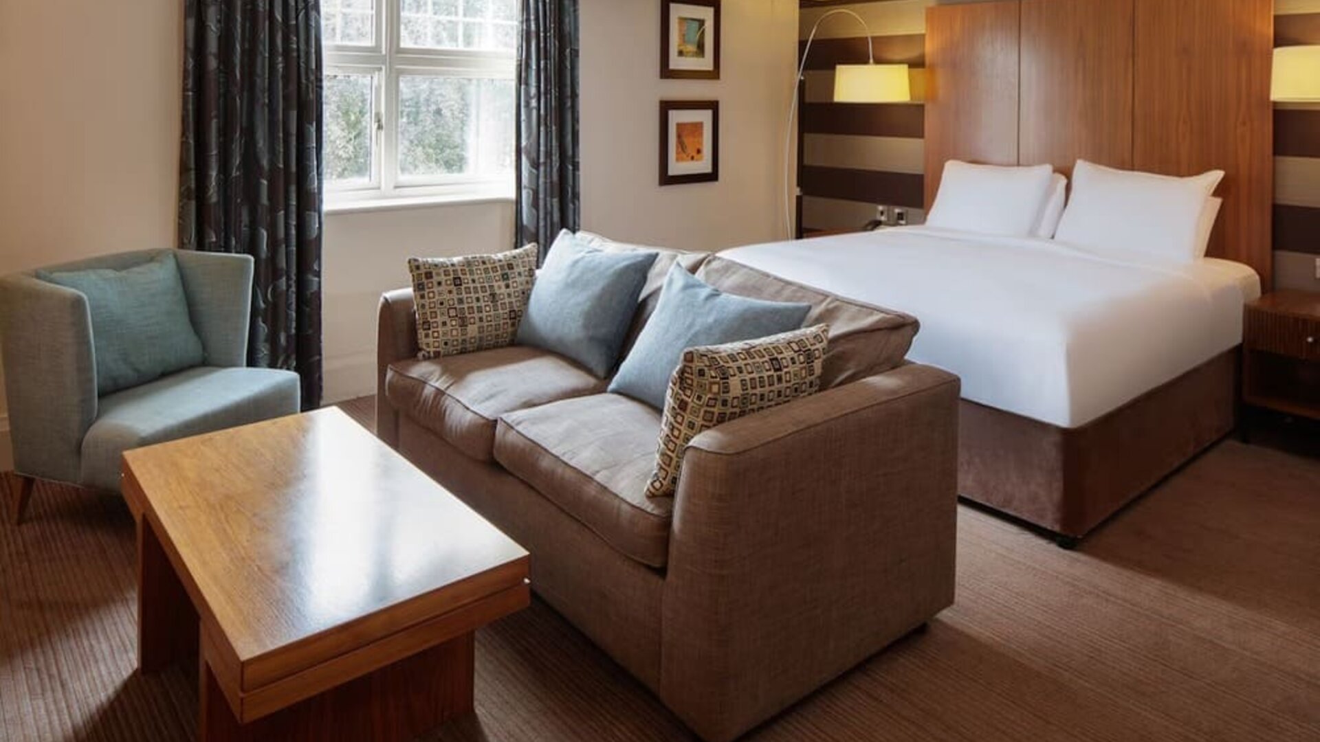 King bed with sofa at DoubleTree By Hilton Stratford-upon-Avon.