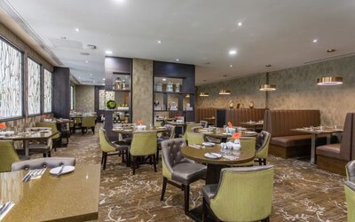 Dining area perfect for coworking at DoubleTree By Hilton Nottingham - Gateway.