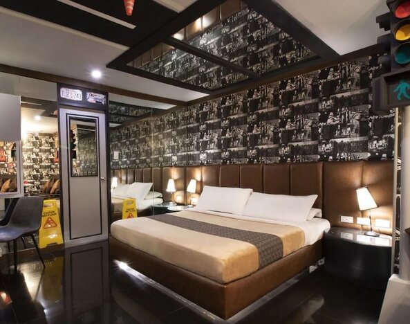 Romantic king room at Victoria Court Canley - Pasig.