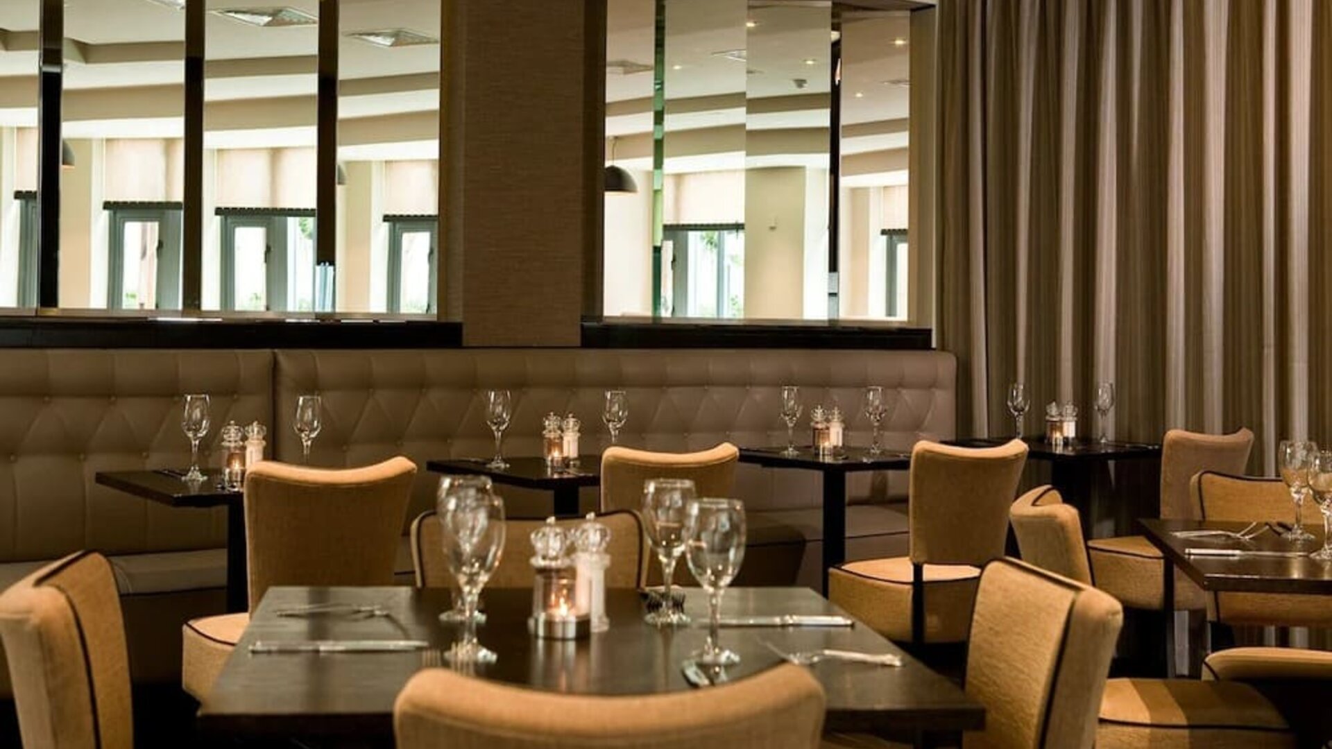 Dining area perfect for coworking at Leonardo Hotel Dublin Christchurch.