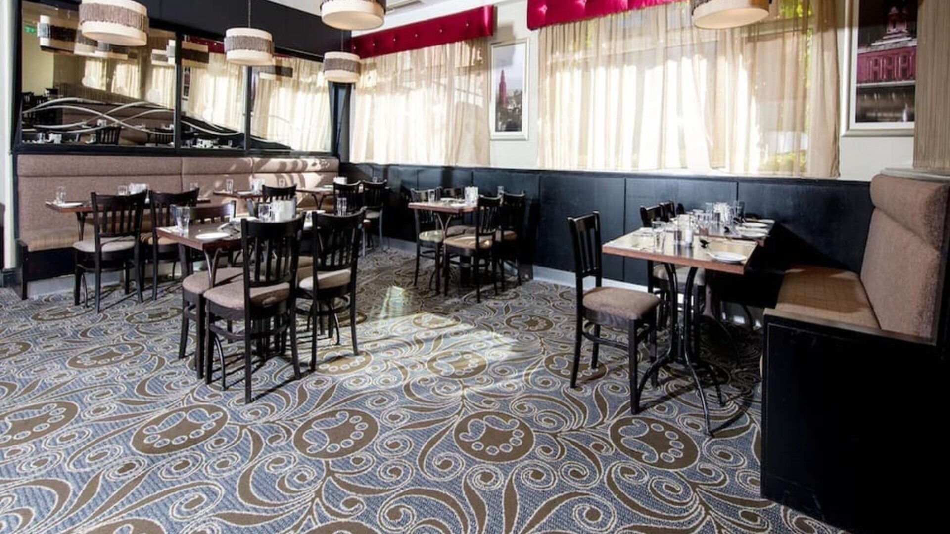 Dining area perfect for coworking at Leonardo Hotel Cork.
