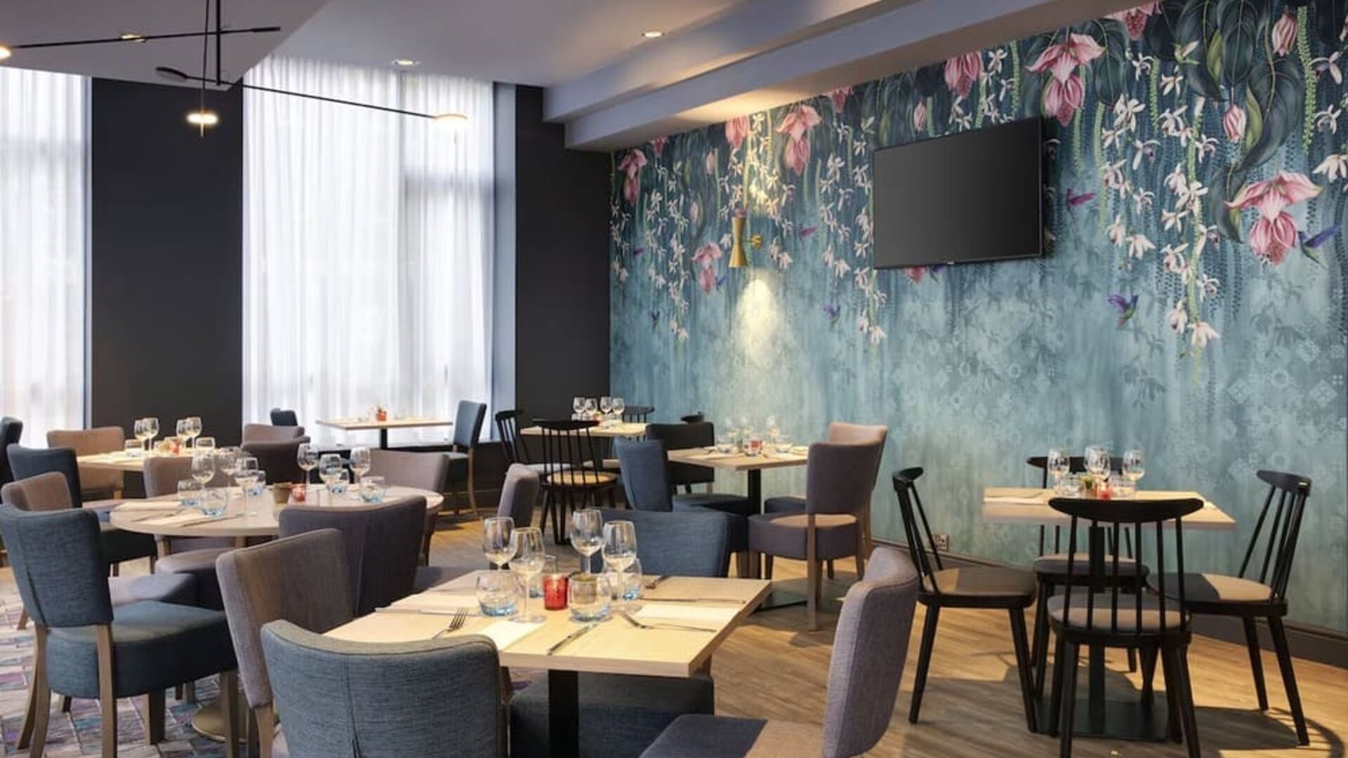 Dining area perfect for coworking at Leonardo Hotel London Croydon.