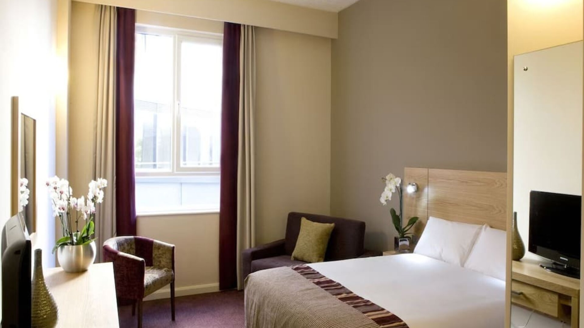 Day use room with natural light at Leonardo Hotel Derby.