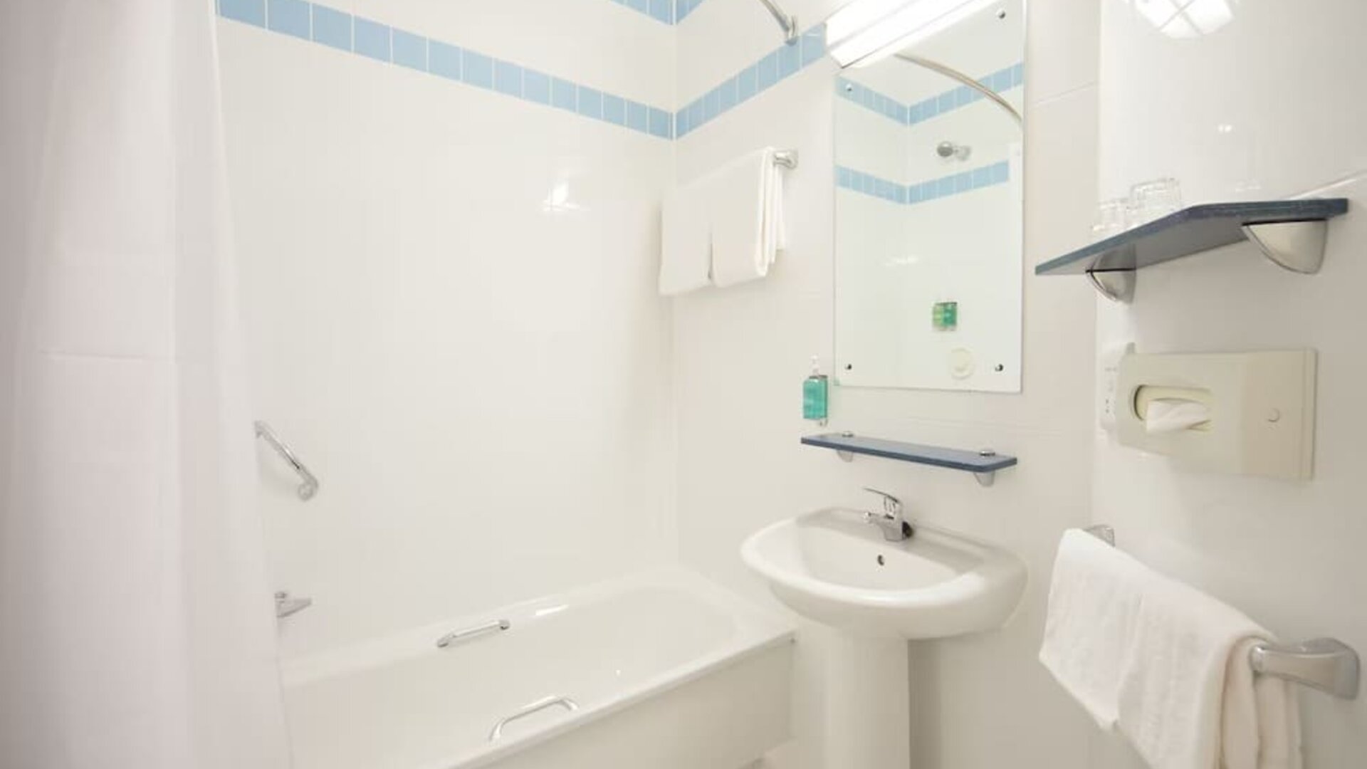 Guest bathroom with shower and tub at Leonardo Hotel Derby.