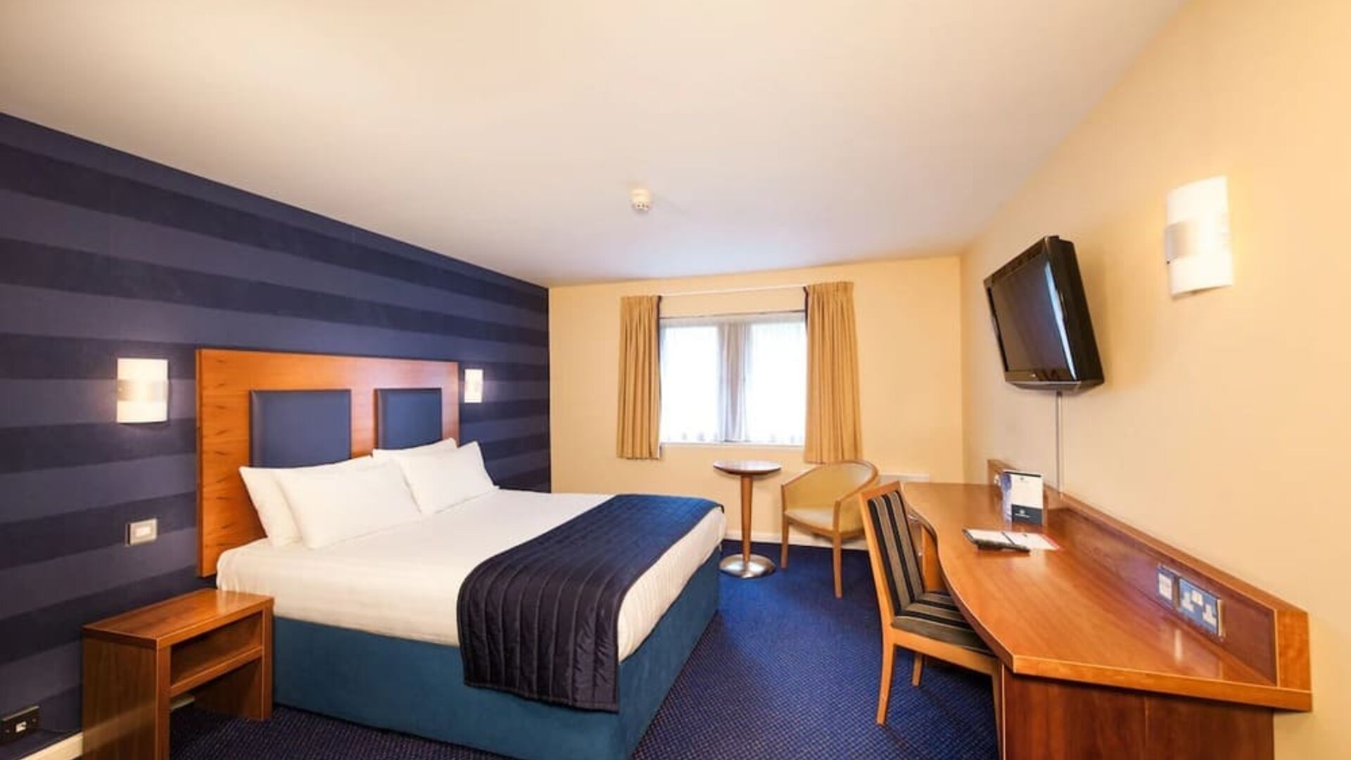 Day use room with natural light at Leonardo Inn Aberdeen Airport.
