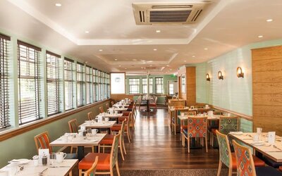 Dining area perfect for coworking at Leonardo Inn Aberdeen Airport.