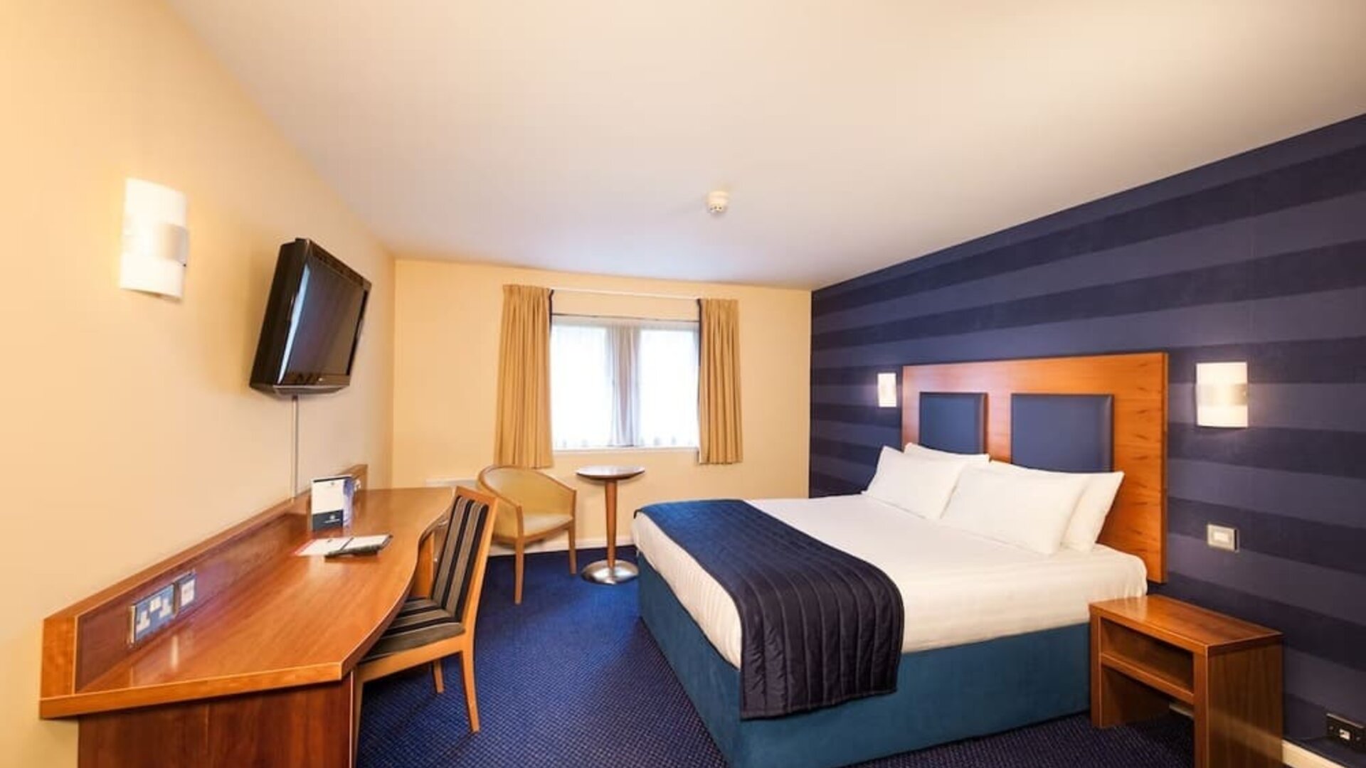 Day use room with natural light at Leonardo Inn Aberdeen Airport.