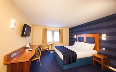 Day use room with natural light at Leonardo Inn Aberdeen Airport.