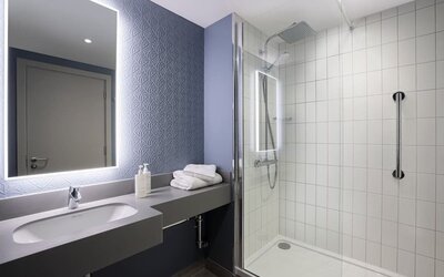 Guest bathroom with shower at Leonardo Hotel Bristol City.
