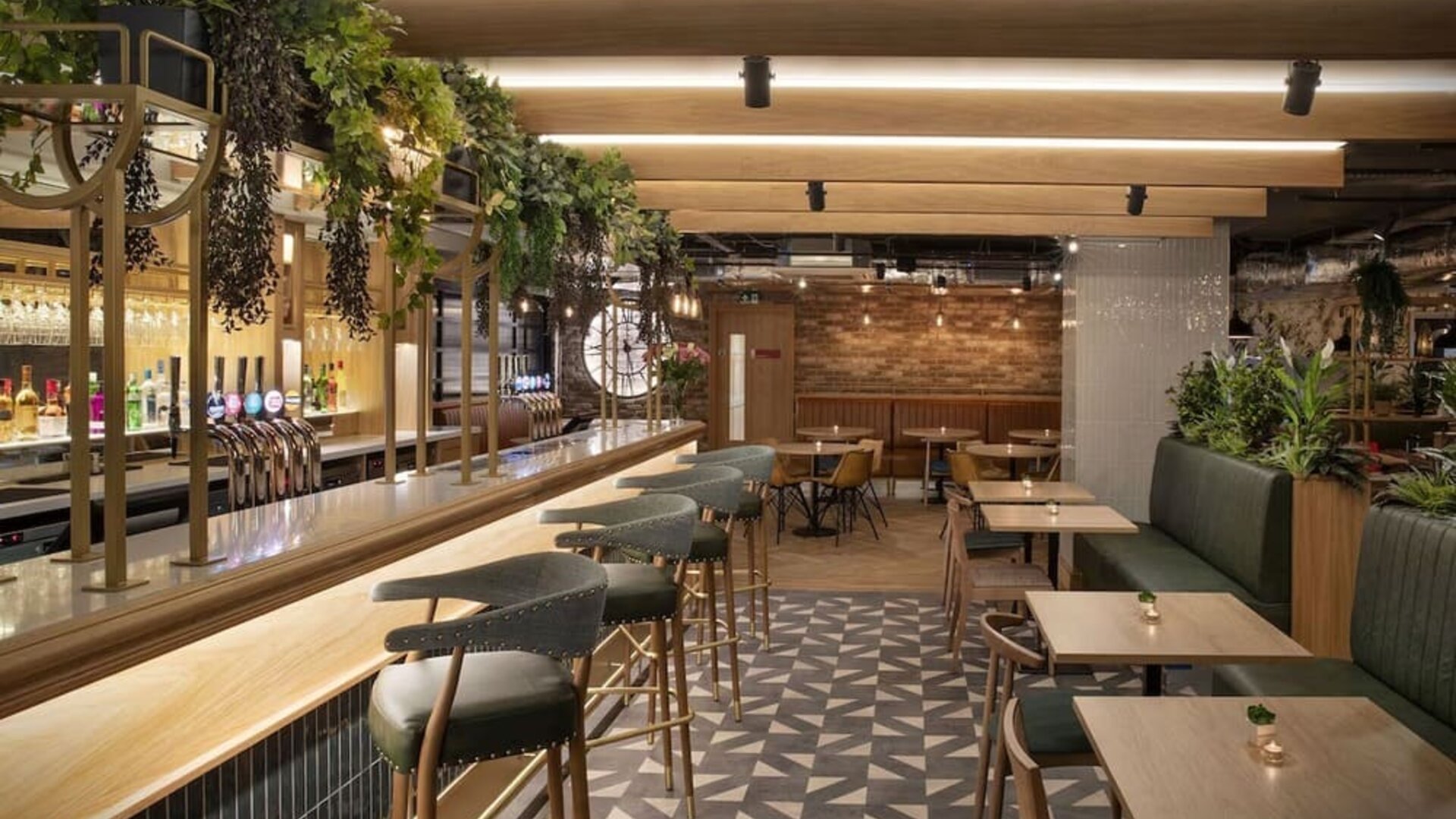 Dining area perfect for coworking at Leonardo Hotel Chester.