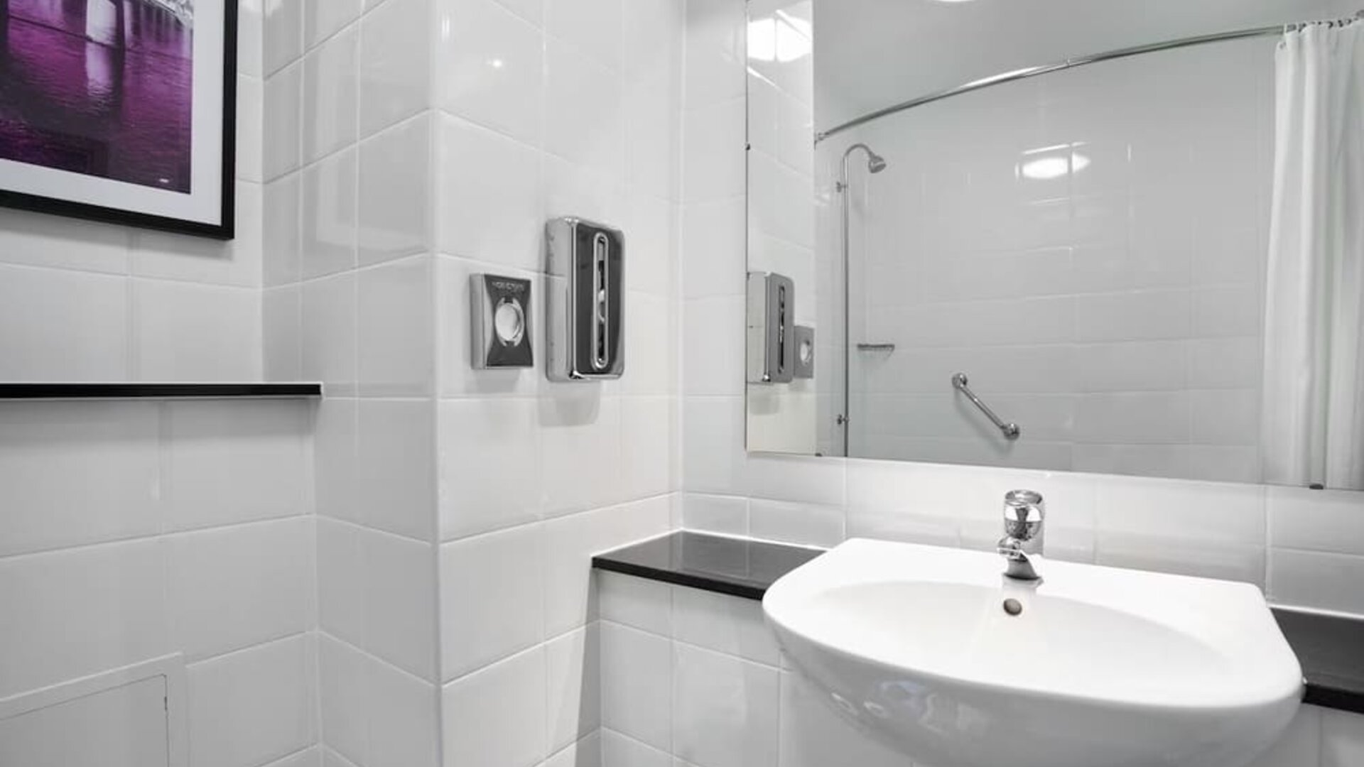 Guest bathroom at Leonardo Hotel Inverness.