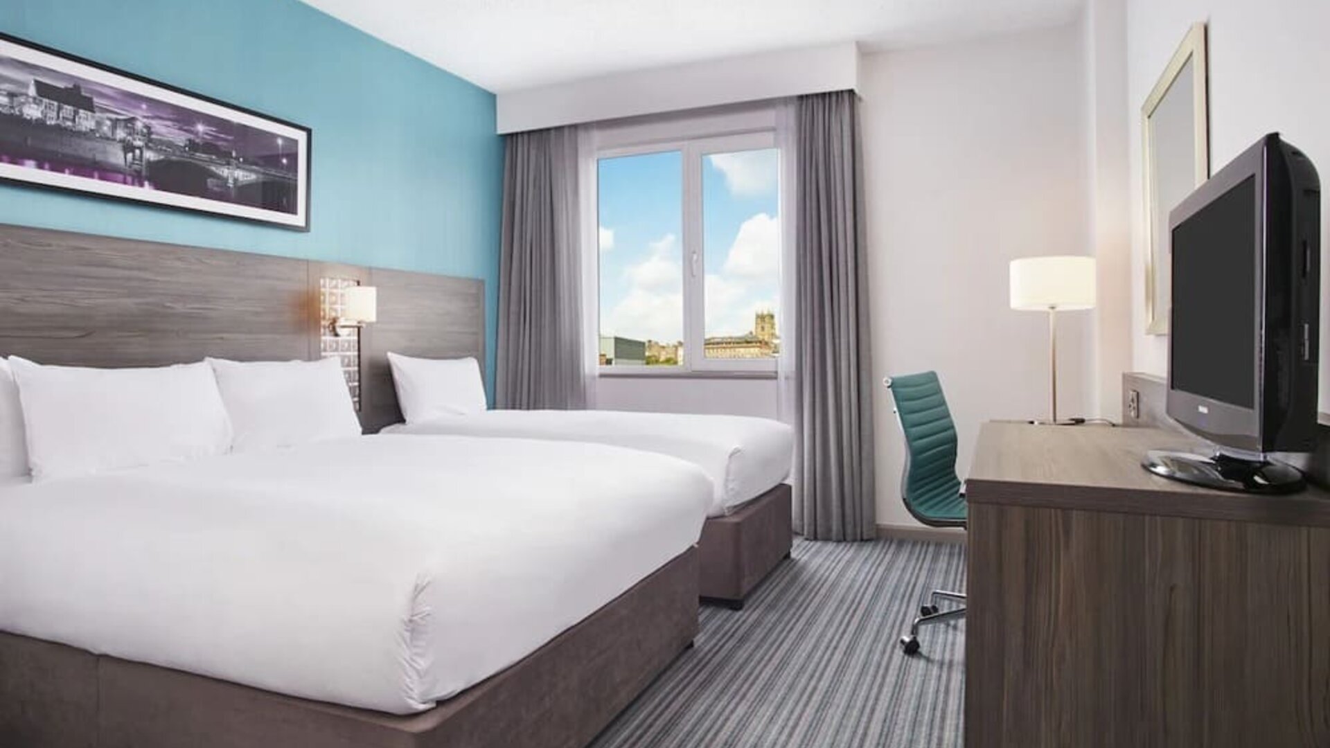 Queen beds at Leonardo Hotel Nottingham.