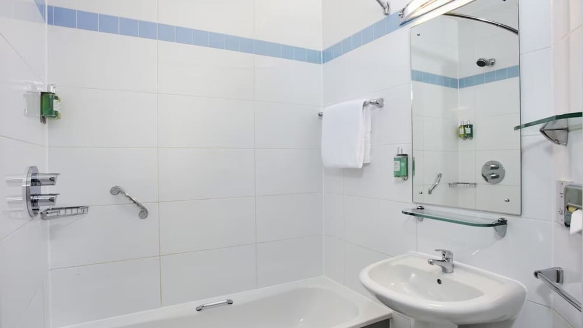 Private bathroom at Leonardo Hotel Southampton.