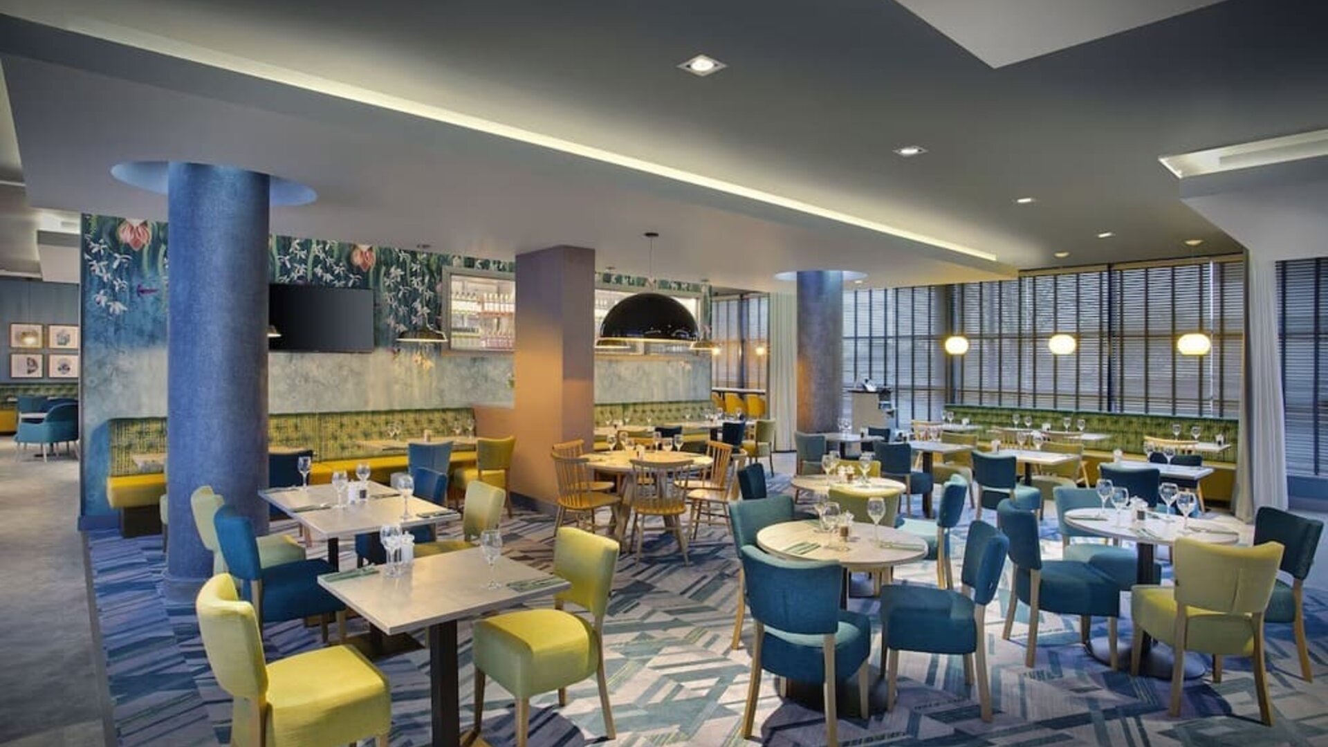 Dinind room at Leonardo Hotel Swindon.