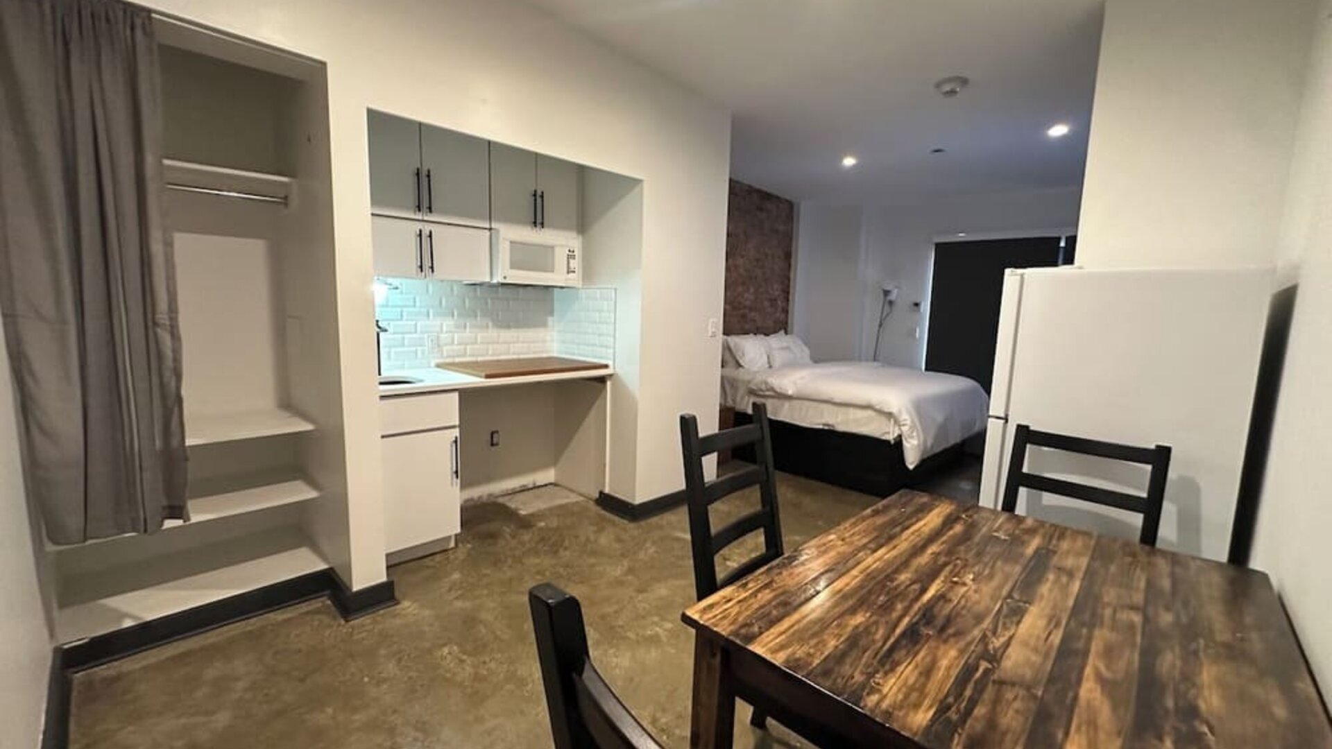 Day use room with kitchen perfect for coworking at Tribeca Hotel FiDi.