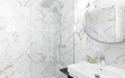 Guest bathroom with shower at Hilton Garden Inn London Heathrow Airport.