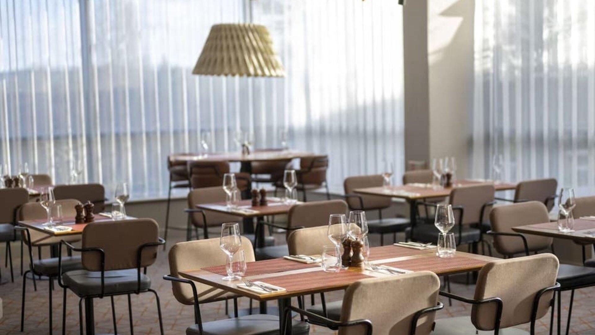 Dining area perfect for coworking at Hilton Garden Inn London Heathrow Airport.