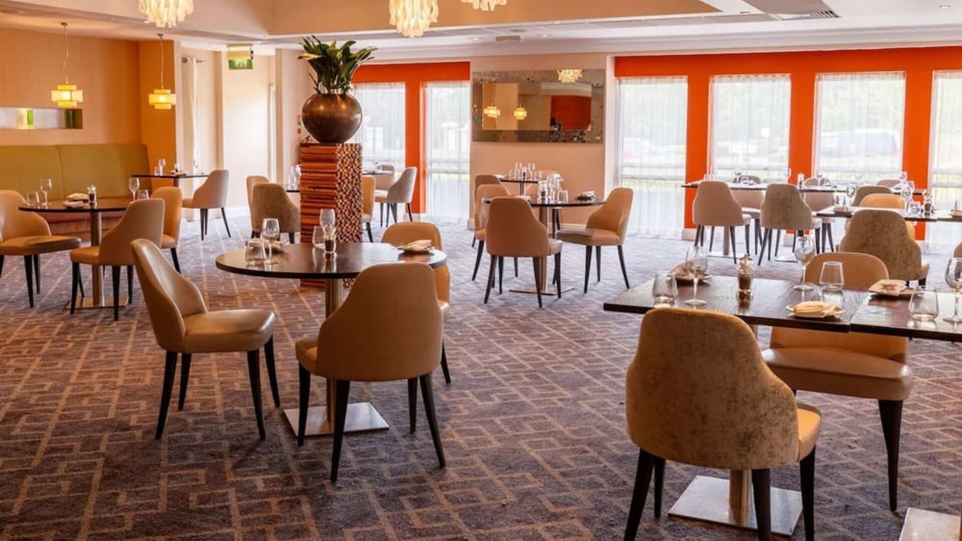 Dining area perfect for coworking at Hilton Northampton.