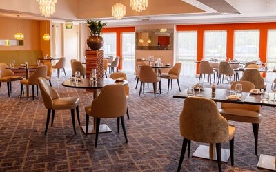 Dining area perfect for coworking at Hilton Northampton.