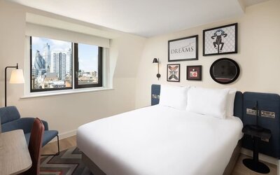 Day use room with natural light at Hampton By Hilton London City.