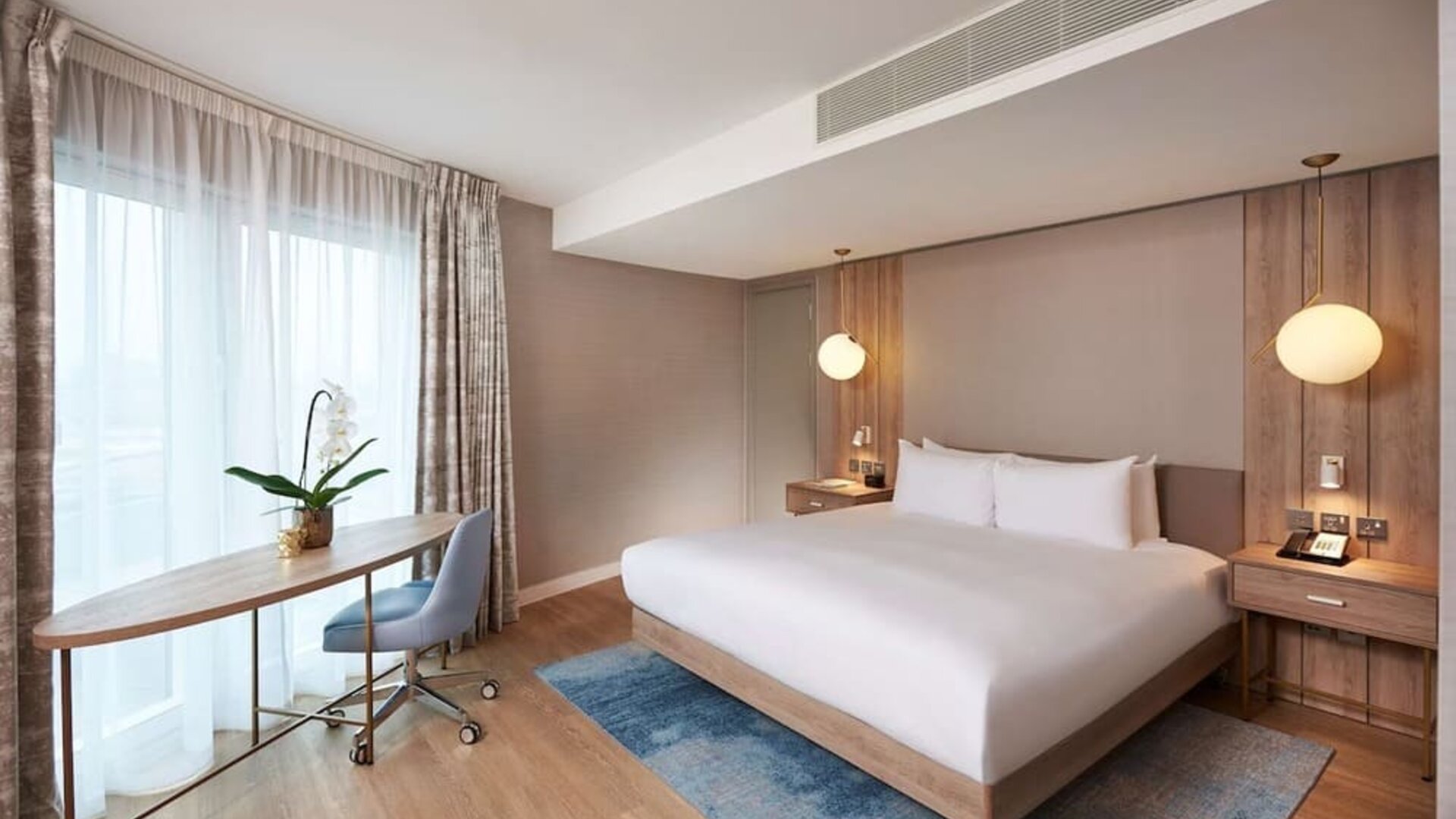 King room with work desk at DoubleTree By Hilton London Excel.
