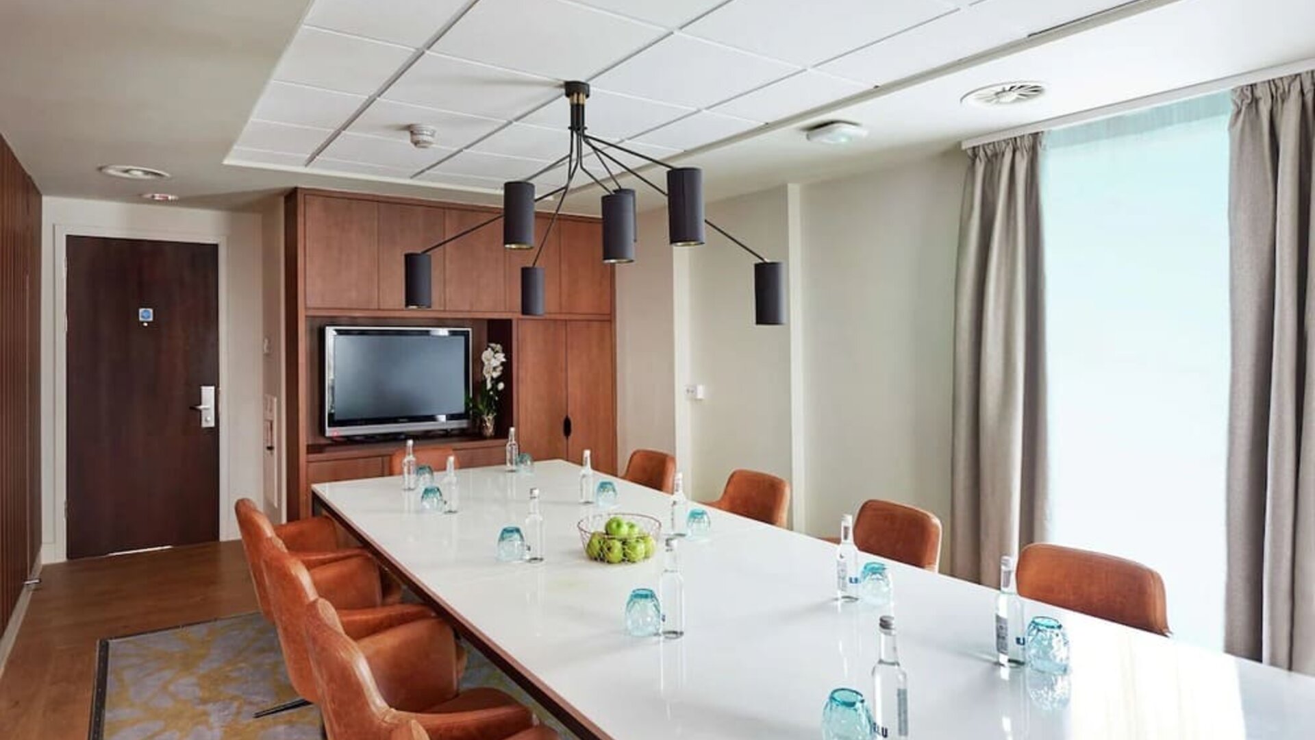 Professional meeting room at DoubleTree By Hilton London Excel.
