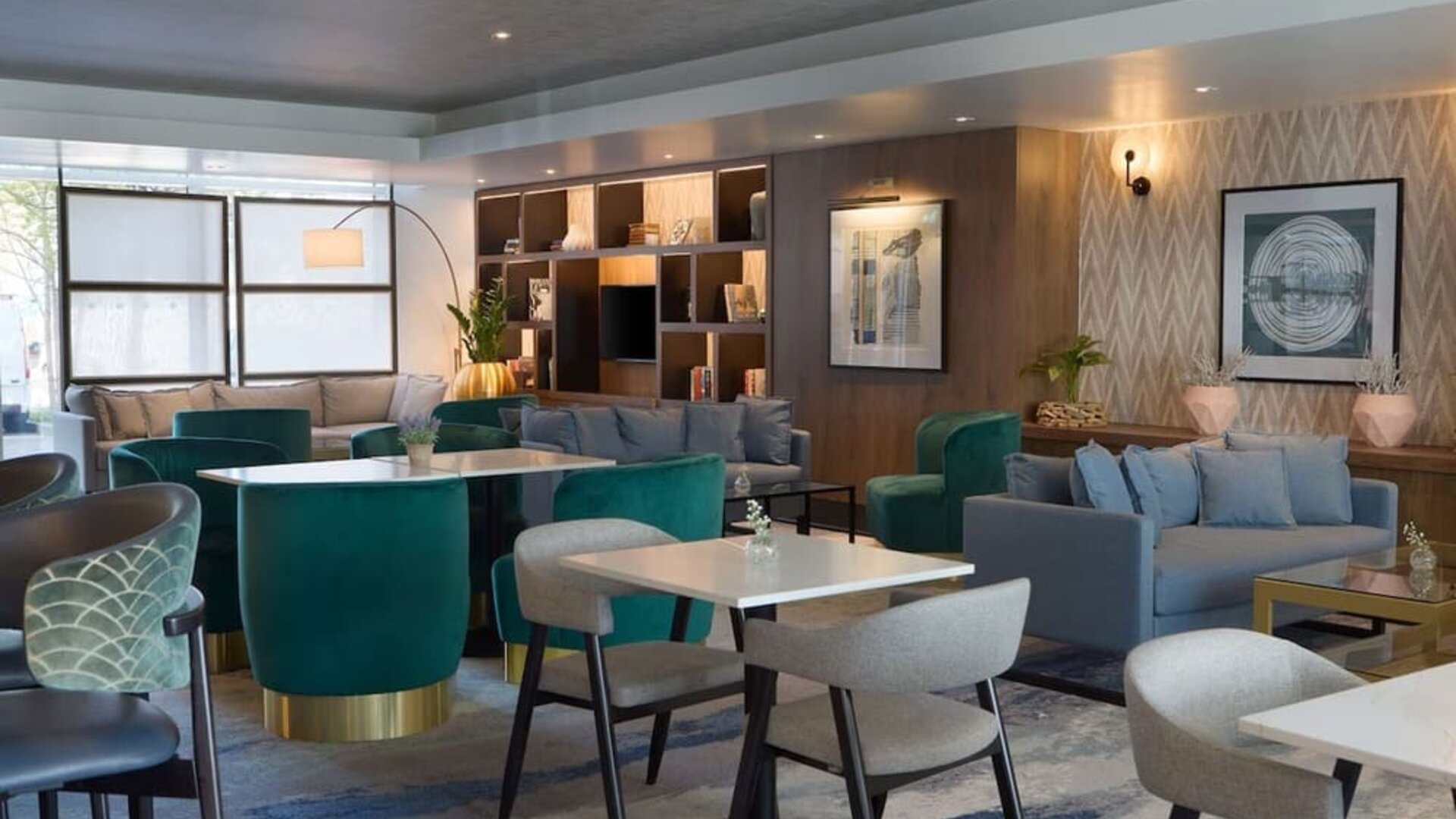 Dining area perfect for coworking at DoubleTree By Hilton London Excel.
