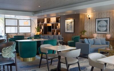 Dining area perfect for coworking at DoubleTree By Hilton London Excel.
