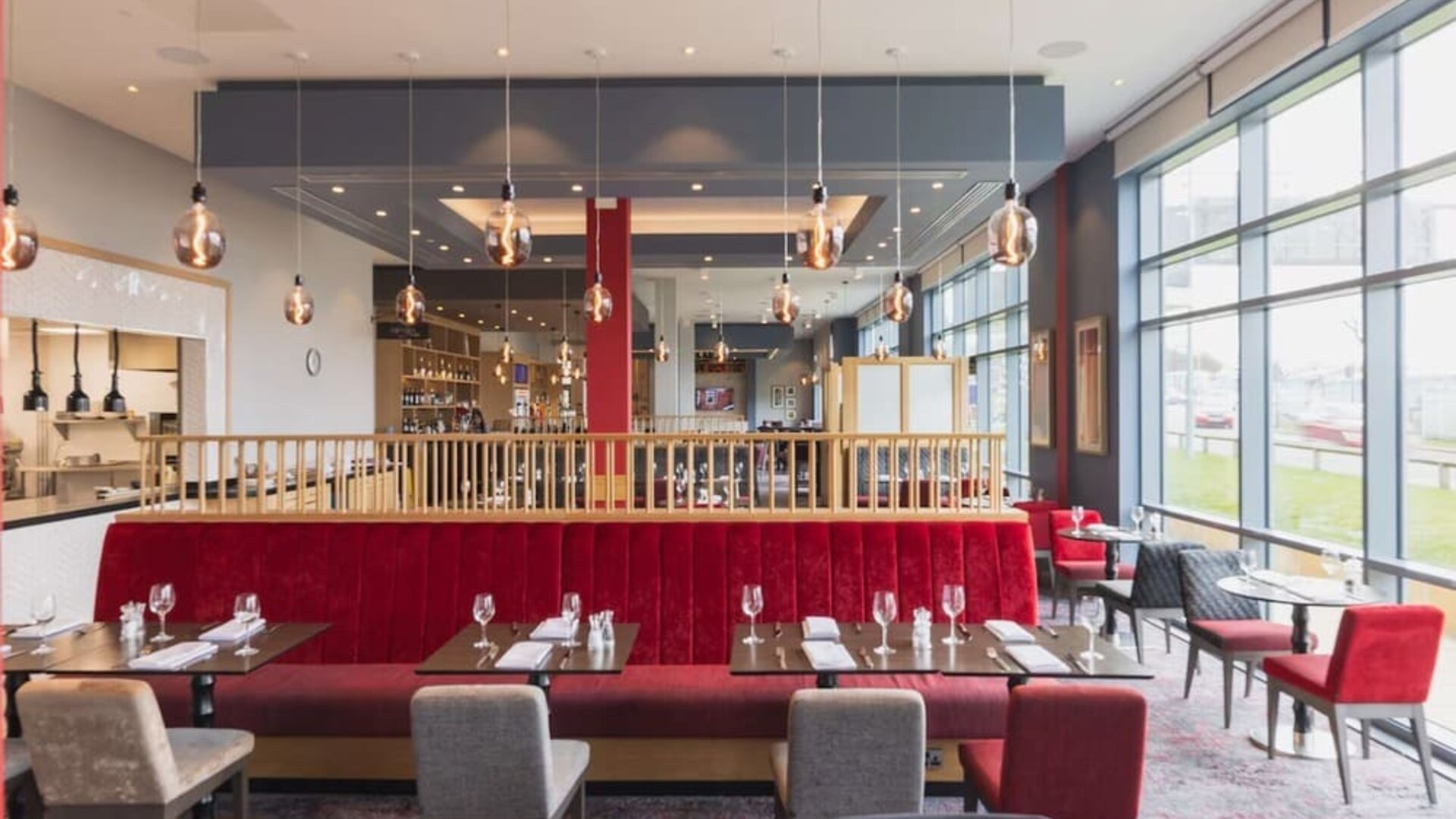 Dining area perfect for coworking at Hilton Garden Inn Birmingham Airport.