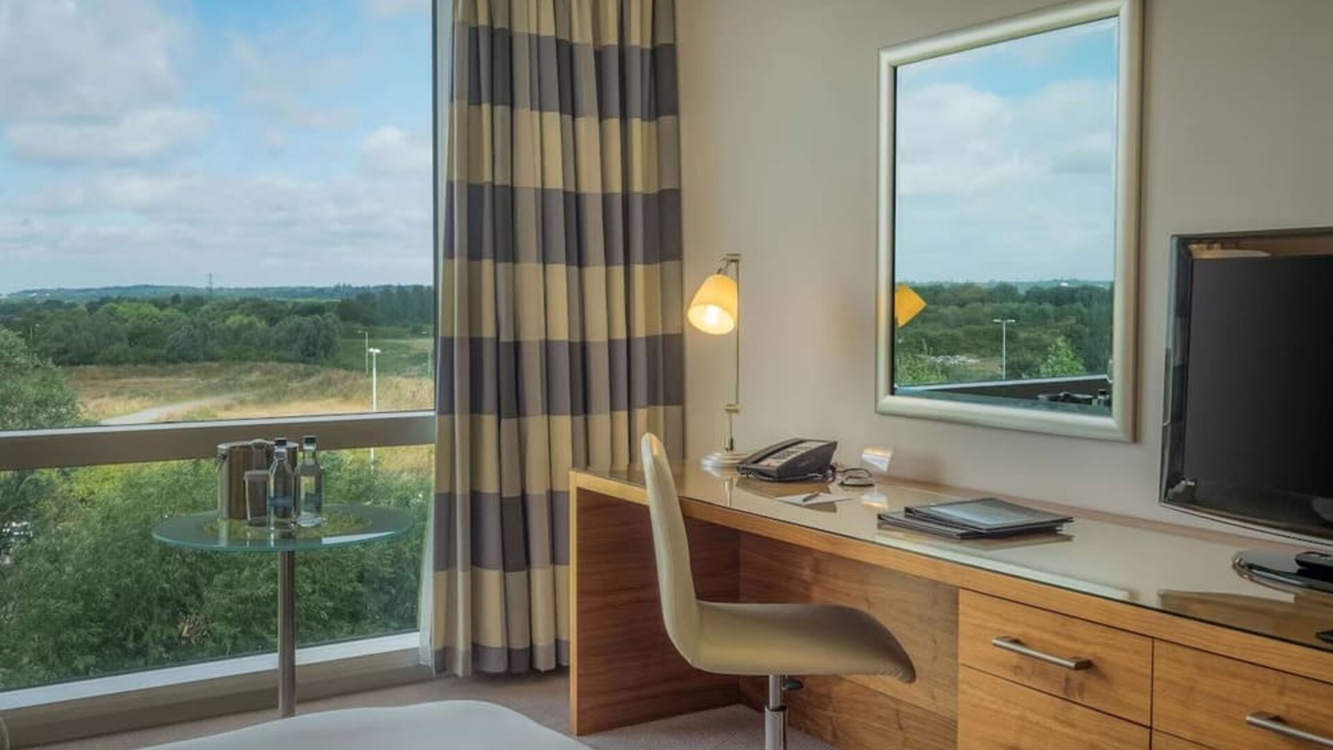 Day use room with work desk and TV at the Hilton Reading.