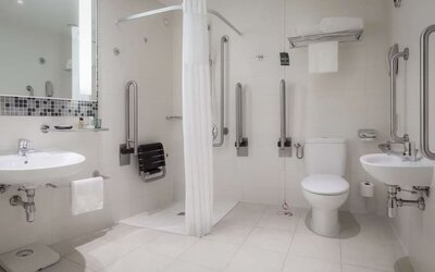 Guest bathroom at the Hilton Reading.