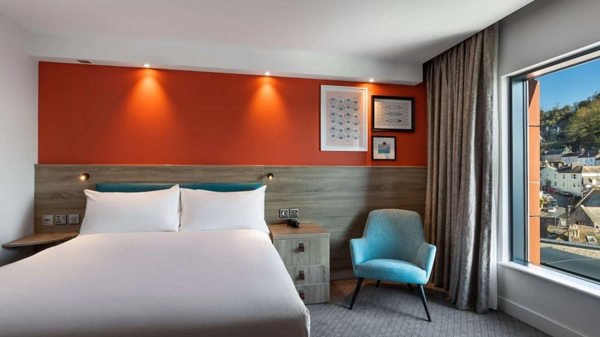 Day use room with natural light at Hampton By Hilton Torquay.