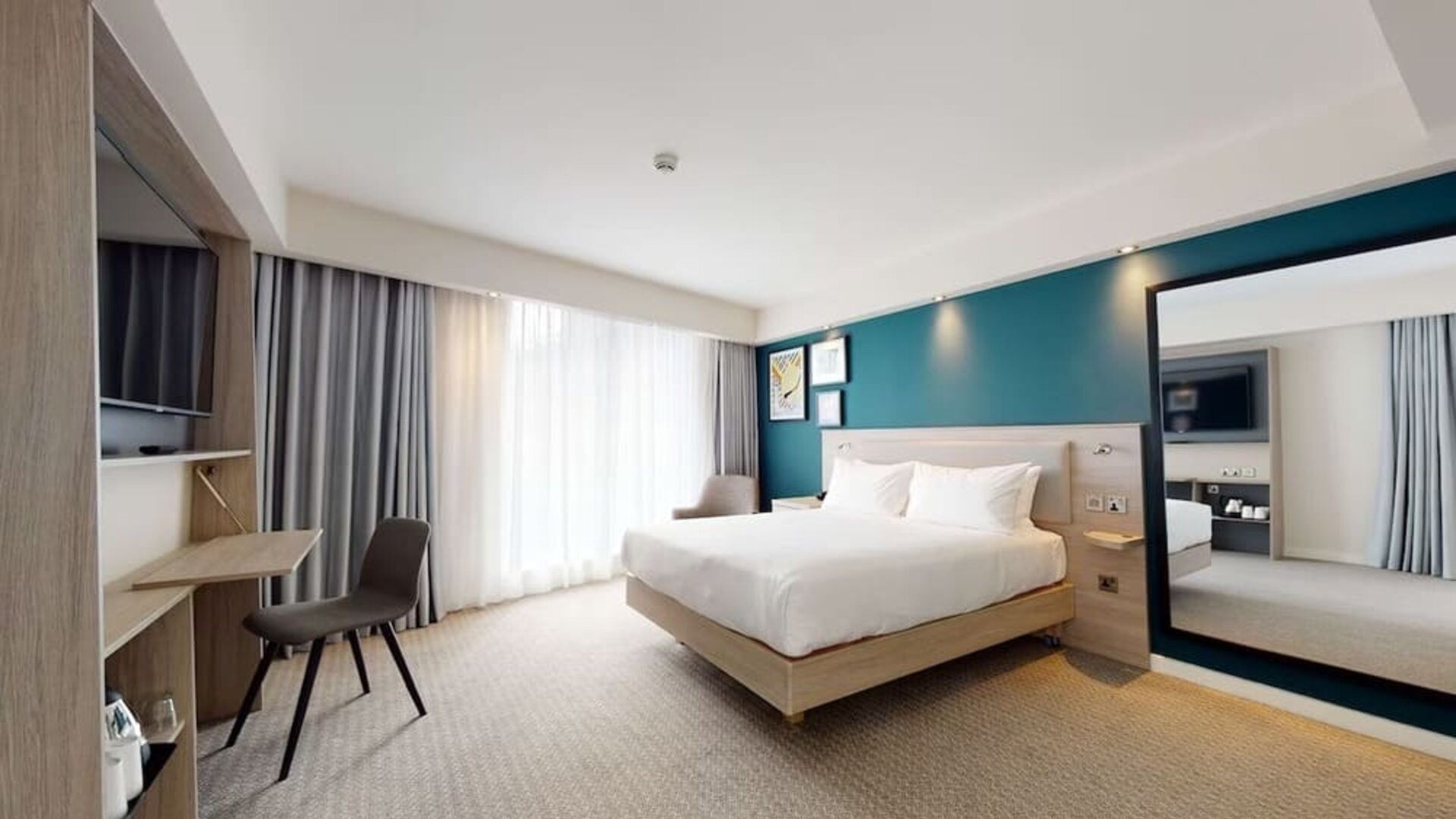 Bright and spacious king suite with working station at the Hampton by Hilton Manchester Northern Quarter.