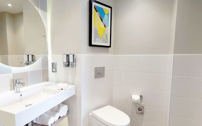 Guest bathroom at the Hampton by Hilton Manchester Northern Quarter.